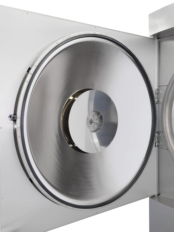 Puerta abierta de un autoclave Systec con ultraenfriador integrado