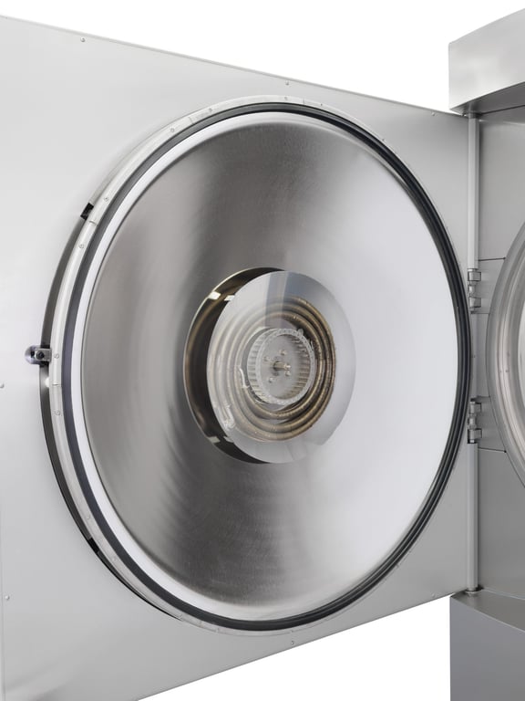 Puerta abierta de un autoclave Systec con ultraenfriador integrado (intercambiador de calor visible)